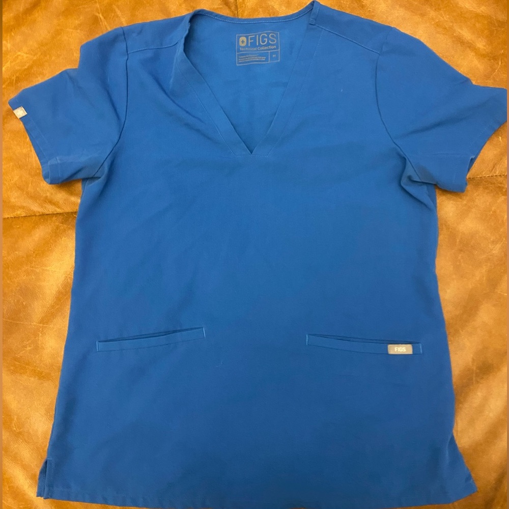 Medium royal blue casma fig scrub top. Worn a few times, in good condition.
